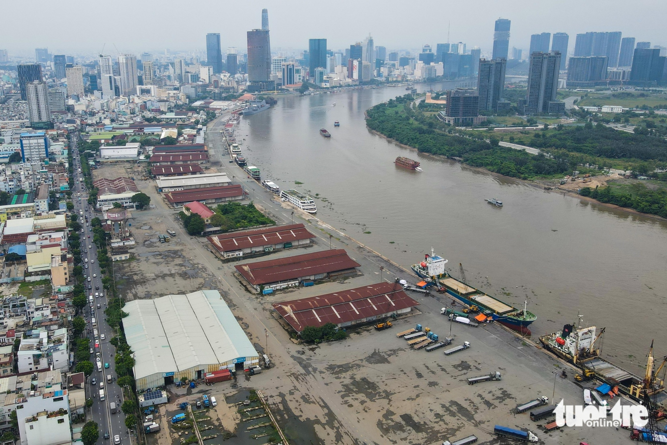 车辆日夜排长龙,阮必成路因超负荷而'不堪重负'
